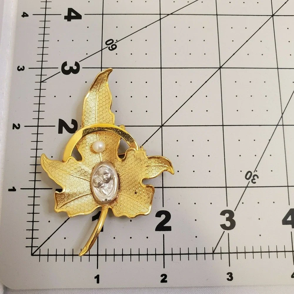 Vintage Unmarked Gold-tone Metal Leaf Faux Pearl Mary Jesus medal Brooch Pin